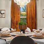 Elegant 4bd Retreat - Backyard Bbq & Theater *