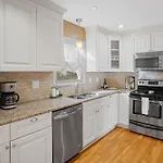 Elegant 4bd Retreat - Backyard Bbq & Theater Holiday home