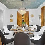 Elegant 4bd Retreat - Backyard Bbq & Theater Charlotte