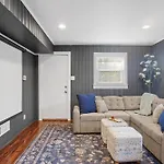 Elegant 4bd Retreat - Backyard Bbq & Theater Holiday home