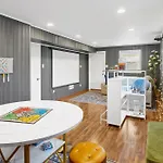 Holiday home Elegant 4bd Retreat - Backyard Bbq & Theater