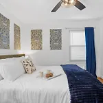 Holiday home Elegant 4bd Retreat - Backyard Bbq & Theater