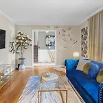 Holiday home Elegant 4bd Retreat - Backyard Bbq & Theater