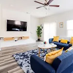 Holiday home Chic 9 Min To Uptown Hot Tub & Private Yard *