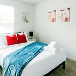 Chic 9 Min To Uptown Hot Tub & Private Yard Holiday home