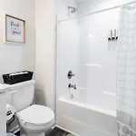 Holiday home Chic 9 Min To Uptown Hot Tub & Private Yard Charlotte
