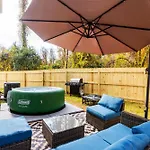 Holiday home Chic 9 Min To Uptown Hot Tub & Private Yard *