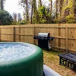 Chic 9 Min To Uptown Hot Tub & Private Yard * Charlotte