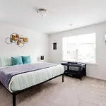 Holiday home Chic 9 Min To Uptown Hot Tub & Private Yard
