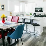 Chic 9 Min To Uptown Hot Tub & Private Yard Holiday home *