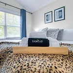 Holiday home 3 Lux King Beds O Game Rm O Fenced Backyard Escape *