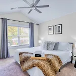 3 Lux King Beds O Game Rm O Fenced Backyard Escape Holiday home Charlotte