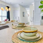 Holiday home 3 Lux King Beds O Game Rm O Fenced Backyard Escape *
