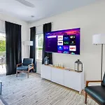3 Lux King Beds O Game Rm O Fenced Backyard Escape