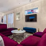 Pooltable-15 Mins To Uptown & Dt-king Bed!