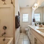 Holiday home Pooltable-15 Mins To Uptown & Dt-king Bed! *