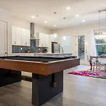 Pooltable-15 Mins To Uptown & Dt-king Bed! Holiday home Charlotte