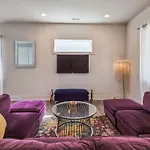 Pooltable-15 Mins To Uptown & Dt-king Bed! *