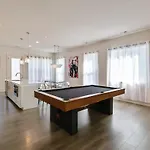 Pooltable-15 Mins To Uptown & Dt-king Bed! Holiday home