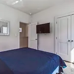 Holiday home Pooltable-15 Mins To Uptown & Dt-king Bed!