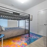 Pooltable-15 Mins To Uptown & Dt-king Bed! Holiday home *
