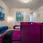 Holiday home Pooltable-15 Mins To Uptown & Dt-king Bed!