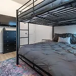 Pooltable-15 Mins To Uptown & Dt-king Bed! Holiday home *