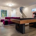 Holiday home Pooltable-15 Mins To Uptown & Dt-king Bed! *