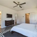 Pooltable-15 Mins To Uptown & Dt-king Bed!