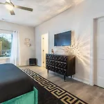 Pooltable-15 Mins To Uptown & Dt-king Bed! Holiday home *