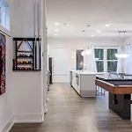 Holiday home Pooltable-15 Mins To Uptown & Dt-king Bed!