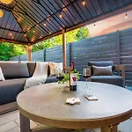Holiday home Uptown Oasis, Hot Tub, Swing Chairs, Fire Pit, Gazebo