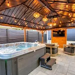 Uptown Oasis, Hot Tub, Swing Chairs, Fire Pit, Gazebo Holiday home Charlotte