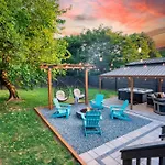Uptown Oasis, Hot Tub, Swing Chairs, Fire Pit, Gazebo *