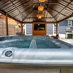 Holiday home Uptown Oasis, Hot Tub, Swing Chairs, Fire Pit, Gazebo