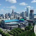 3Br Gem! Home Theater With Large Yard! 5 Miles To Airport And Uptown! Free Parking! Pets Ok!