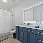 Apartment Beautiful 1bd - 5min Dt, Gym, Parking, W-d - Sleeps 6