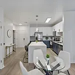 Apartment Beautiful 1bd - 5min Dt, Gym, Parking, W-d - Sleeps 6