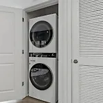 Apartment Beautiful 1bd - 5min Dt, Gym, Parking, W-d - Sleeps 6 *