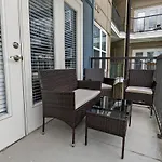 Beautiful 1Bd - 5Min Dt, Gym, Parking, W-D - Sleeps 6