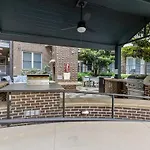 Spacious 2Bd - 5 Min Dt, Gym, Parking, W-D - Sleep 12