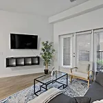 Spacious 2Bd - 5 Min Dt, Gym, Parking, W-D - Sleep 12