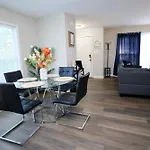 Modern Two Br Townhome, Workspace, Free Parking And Wi-Fi