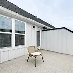 2 Mi To Uptown Charlotte: Townhome W/ Balconies!