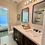 Modern Entire House For 6 Guest At University City