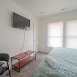 3 Beds1 Bath- King Beds, Uptown, Wd, Sleeps 6