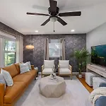 Cozy 5Bd | Sleeps 10 | Karaoke, Bbq & Large Yard