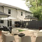 Hot Tub Pool Table Fire Pit 5min To Uptown Holiday home