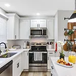 Luxe 3 Bedroom Sleeps 6, With Backyard Oasis