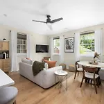 Holiday home Modern Retreat With Rooftop Firepit Near Uptown *